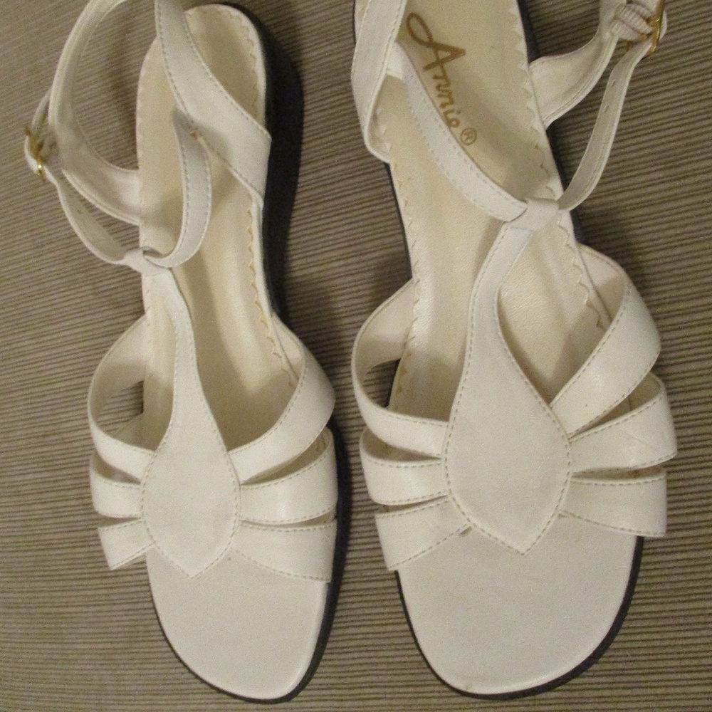 NWOT Annie White Faux Leather Sandals Size 8.5